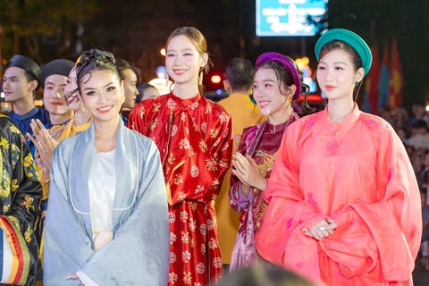 Dàn sao Vbiz lộng lẫy tại sự kiện khủng: Tiểu Vy - Quốc Anh bị Dàn sao Vbiz lộng lẫy tại sự kiện khủng: Tiểu Vy - Quốc Anh bị