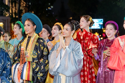 Dàn sao Vbiz lộng lẫy tại sự kiện khủng: Tiểu Vy - Quốc Anh bị Dàn sao Vbiz lộng lẫy tại sự kiện khủng: Tiểu Vy - Quốc Anh bị