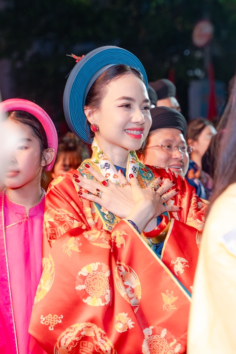 Dàn sao Vbiz lộng lẫy tại sự kiện khủng: Tiểu Vy - Quốc Anh bị Dàn sao Vbiz lộng lẫy tại sự kiện khủng: Tiểu Vy - Quốc Anh bị
