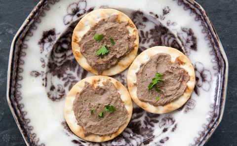 Từ vụ nam thanh niên liệt tứ chi do ngộ độc Botulinum vì ăn pate đóng hộp, cần lưu ý gì khi ăn món "siêu dinh dưỡng" này? - Ảnh 1. Từ vụ nam thanh niên liệt tứ chi do ngộ độc Botulinum vì ăn pate đóng hộp, cần lưu ý gì khi ăn món "siêu dinh dưỡng" này? - Ảnh 1.
