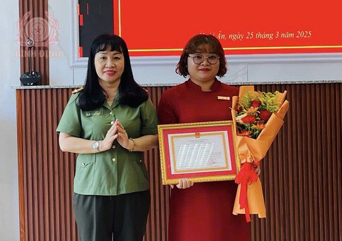 Bình Định: Ngăn cặp vợ chồng chuyển 200 triệu cho kẻ mạo danh con gái, nhân viên Agribank được công an khen thưởng - Ảnh 1. Bình Định: Ngăn cặp vợ chồng chuyển 200 triệu cho kẻ mạo danh con gái, nhân viên Agribank được công an khen thưởng - Ảnh 1.