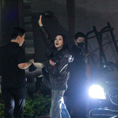 Jisoo ra sân bay để về nước vẫn ôm theo 1 món "huyền thoại" từ Việt Nam khiến cư dân mạng rần rần - Ảnh 1. Jisoo ra sân bay để về nước vẫn ôm theo 1 món "huyền thoại" từ Việt Nam khiến cư dân mạng rần rần - Ảnh 1.
