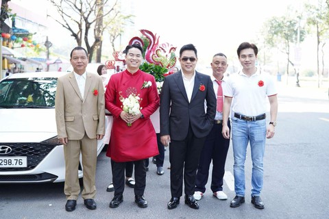 Quang Lê bay ra Đà Nẵng làm chủ hôn cho quản lý, tặng kim cương và 1 cọc tiền dày- Ảnh 2. Quang Lê bay ra Đà Nẵng làm chủ hôn cho quản lý, tặng kim cương và 1 cọc tiền dày- Ảnh 2.