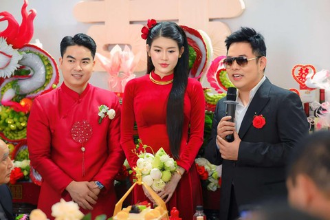 Quang Lê bay ra Đà Nẵng làm chủ hôn cho quản lý, tặng kim cương và 1 cọc tiền dày- Ảnh 7. Quang Lê bay ra Đà Nẵng làm chủ hôn cho quản lý, tặng kim cương và 1 cọc tiền dày- Ảnh 7.