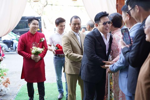 Quang Lê bay ra Đà Nẵng làm chủ hôn cho quản lý, tặng kim cương và 1 cọc tiền dày- Ảnh 3. Quang Lê bay ra Đà Nẵng làm chủ hôn cho quản lý, tặng kim cương và 1 cọc tiền dày- Ảnh 3.