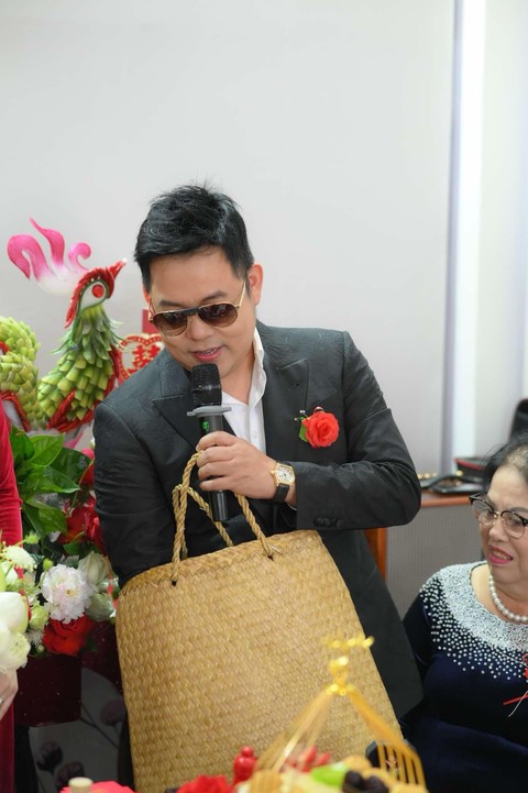 Quang Lê bay ra Đà Nẵng làm chủ hôn cho quản lý, tặng kim cương và 1 cọc tiền dày- Ảnh 5. Quang Lê bay ra Đà Nẵng làm chủ hôn cho quản lý, tặng kim cương và 1 cọc tiền dày- Ảnh 5.