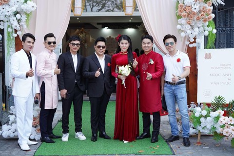Quang Lê bay ra Đà Nẵng làm chủ hôn cho quản lý, tặng kim cương và 1 cọc tiền dày- Ảnh 8. Quang Lê bay ra Đà Nẵng làm chủ hôn cho quản lý, tặng kim cương và 1 cọc tiền dày- Ảnh 8.