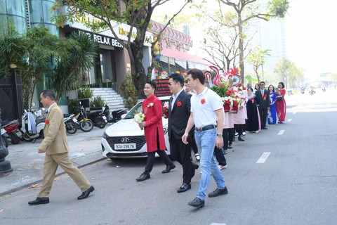 Quang Lê bay ra Đà Nẵng làm chủ hôn cho quản lý, tặng kim cương và 1 cọc tiền dày- Ảnh 1. Quang Lê bay ra Đà Nẵng làm chủ hôn cho quản lý, tặng kim cương và 1 cọc tiền dày- Ảnh 1.