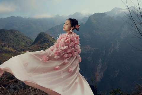 NTK Tăng Mai Anh ra mắt "Hoa xuân cát"- Ảnh 2. NTK Tăng Mai Anh ra mắt "Hoa xuân cát"- Ảnh 2.