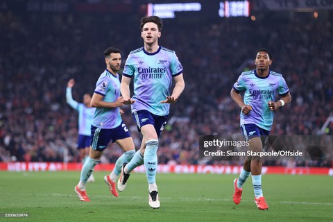 Bùng nổ đầy khó tin, MU "dội gáo nước lạnh" vào mộng vô địch của Arsenal - Ảnh 2. Bùng nổ đầy khó tin, MU "dội gáo nước lạnh" vào mộng vô địch của Arsenal - Ảnh 2.