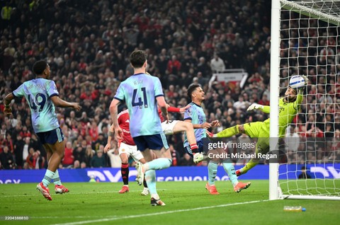 Bùng nổ đầy khó tin, MU "dội gáo nước lạnh" vào mộng vô địch của Arsenal - Ảnh 3. Bùng nổ đầy khó tin, MU "dội gáo nước lạnh" vào mộng vô địch của Arsenal - Ảnh 3.