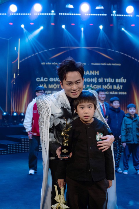 Divo Tùng Dương nhận con nuôi - Ảnh 1. Divo Tùng Dương nhận con nuôi - Ảnh 1.