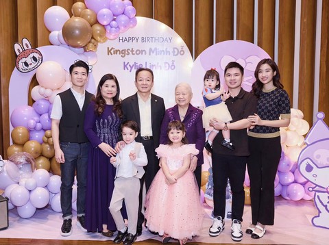 Đỗ Mỹ Linh diện đồ đôi cùng cháu gái chồng dạo phố, gây khó hiểu khi che mặt mẹ chồng - vợ bầu Hiển?- Ảnh 9. Đỗ Mỹ Linh diện đồ đôi cùng cháu gái chồng dạo phố, gây khó hiểu khi che mặt mẹ chồng - vợ bầu Hiển?- Ảnh 9.