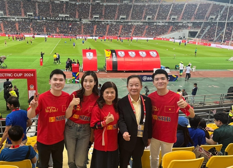 Đỗ Mỹ Linh diện đồ đôi cùng cháu gái chồng dạo phố, gây khó hiểu khi che mặt mẹ chồng - vợ bầu Hiển?- Ảnh 5. Đỗ Mỹ Linh diện đồ đôi cùng cháu gái chồng dạo phố, gây khó hiểu khi che mặt mẹ chồng - vợ bầu Hiển?- Ảnh 5.