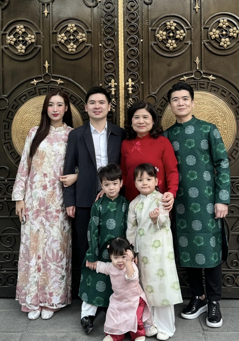 Đỗ Mỹ Linh diện đồ đôi cùng cháu gái chồng dạo phố, gây khó hiểu khi che mặt mẹ chồng - vợ bầu Hiển?- Ảnh 8. Đỗ Mỹ Linh diện đồ đôi cùng cháu gái chồng dạo phố, gây khó hiểu khi che mặt mẹ chồng - vợ bầu Hiển?- Ảnh 8.