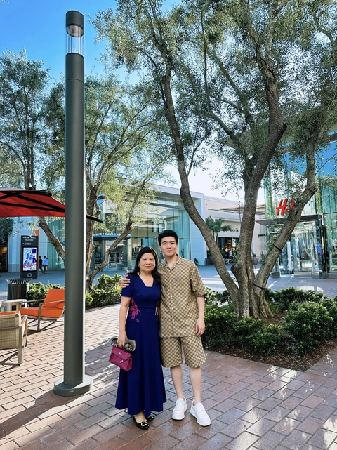 Đỗ Mỹ Linh diện đồ đôi cùng cháu gái chồng dạo phố, gây khó hiểu khi che mặt mẹ chồng - vợ bầu Hiển?- Ảnh 2. Đỗ Mỹ Linh diện đồ đôi cùng cháu gái chồng dạo phố, gây khó hiểu khi che mặt mẹ chồng - vợ bầu Hiển?- Ảnh 2.