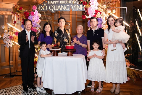 Đỗ Mỹ Linh diện đồ đôi cùng cháu gái chồng dạo phố, gây khó hiểu khi che mặt mẹ chồng - vợ bầu Hiển?- Ảnh 6. Đỗ Mỹ Linh diện đồ đôi cùng cháu gái chồng dạo phố, gây khó hiểu khi che mặt mẹ chồng - vợ bầu Hiển?- Ảnh 6.