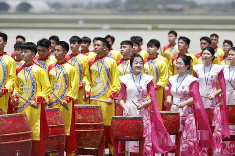 Toàn cảnh lễ đón Tổng Bí thư Tập Cận Bình tại sân bay Nội Bài - Ảnh 6. Toàn cảnh lễ đón Tổng Bí thư Tập Cận Bình tại sân bay Nội Bài - Ảnh 6.