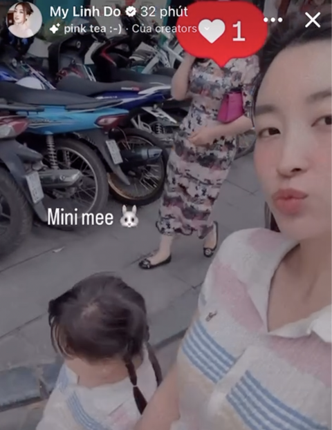Đỗ Mỹ Linh diện đồ đôi cùng cháu gái chồng dạo phố, gây khó hiểu khi che mặt mẹ chồng - vợ bầu Hiển?- Ảnh 1. Đỗ Mỹ Linh diện đồ đôi cùng cháu gái chồng dạo phố, gây khó hiểu khi che mặt mẹ chồng - vợ bầu Hiển?- Ảnh 1.