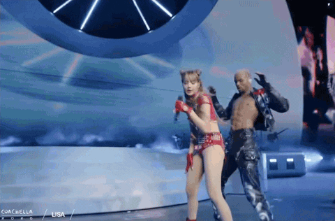 Vũ đạo 19+ khiến Lisa bị chỉ trích “bắt chước ca sĩ nhạc pop Mỹ rẻ tiền”- Ảnh 5. Vũ đạo 19+ khiến Lisa bị chỉ trích “bắt chước ca sĩ nhạc pop Mỹ rẻ tiền”- Ảnh 5.