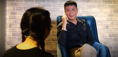 Lê Hoàng nói thẳng với khách mời: "Lúc ấy em 20 tuổi rồi nên dùng từ ngu thôi, chứ dùng từ gì đây" - Ảnh 3. Lê Hoàng nói thẳng với khách mời: "Lúc ấy em 20 tuổi rồi nên dùng từ ngu thôi, chứ dùng từ gì đây" - Ảnh 3.