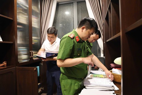 [ẢNH] Bắt, khám xét khẩn cấp kiểm định viên, lãnh đạo Trung tâm Kiểm định Kỹ thuật an toàn khu vực II - Ảnh 11.
