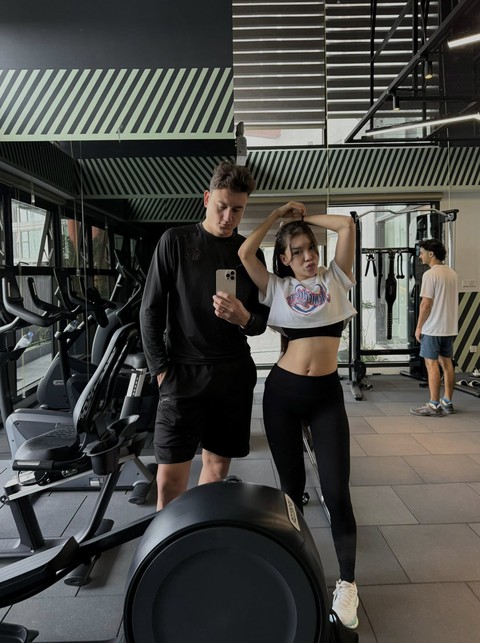 Hai cặp đôi hot nhất làng bóng Việt đọ visual trong phòng gym:Bùi Tiến Dũng vợ mẫu tây hay Văn Lâm Yến Xuân đỉnh hơn?- Ảnh 1. Hai cặp đôi hot nhất làng bóng Việt đọ visual trong phòng gym:Bùi Tiến Dũng vợ mẫu tây hay Văn Lâm Yến Xuân đỉnh hơn?- Ảnh 1.