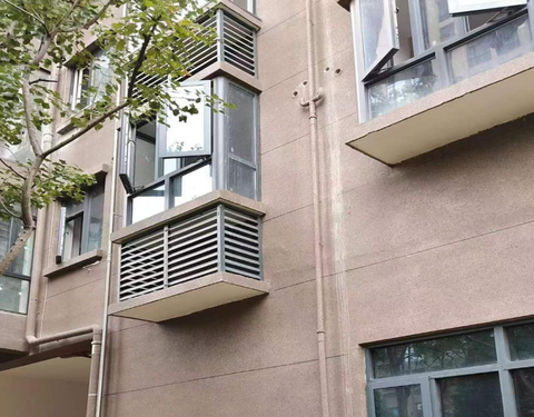 Người phụ nữ kiện đòi bồi thường vì bị chiếm chỗ lắp điều hòa - Ảnh 1. Người phụ nữ kiện đòi bồi thường vì bị chiếm chỗ lắp điều hòa - Ảnh 1.