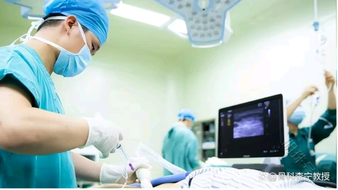 Thấy 'chất lỏng lạ' trên người sau phẫu thuật, cô gái kiện bác sĩ: Sự thật phơi bày qua camera an ninh - Ảnh 1.