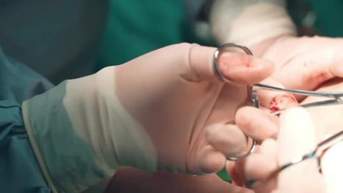 Thấy 'chất lỏng lạ' trên người sau phẫu thuật, cô gái kiện bác sĩ: Sự thật phơi bày qua camera an ninh - Ảnh 2.