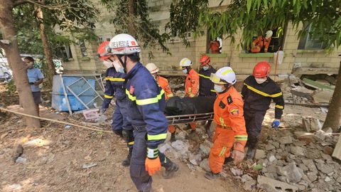 VIDEO: Giây phút xúc động người thân nạn nhân động đất Myanmar cảm tạ Đoàn cứu hộ Việt Nam- Ảnh 1. VIDEO: Giây phút xúc động người thân nạn nhân động đất Myanmar cảm tạ Đoàn cứu hộ Việt Nam- Ảnh 1.