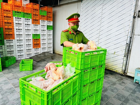 Công an Hà Nội phát hiện 20 tấn gà bẩn sắp tuồn ra chợ và nhà hàng - Ảnh 1. Công an Hà Nội phát hiện 20 tấn gà bẩn sắp tuồn ra chợ và nhà hàng - Ảnh 1.