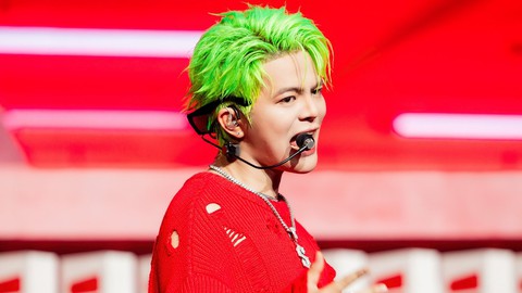 Quang Hùng đứng chung sân khấu với divo Tùng Dương, mang "Tình đầu quá chén" đến Quảng Bình- Ảnh 3. Quang Hùng đứng chung sân khấu với divo Tùng Dương, mang "Tình đầu quá chén" đến Quảng Bình- Ảnh 3.