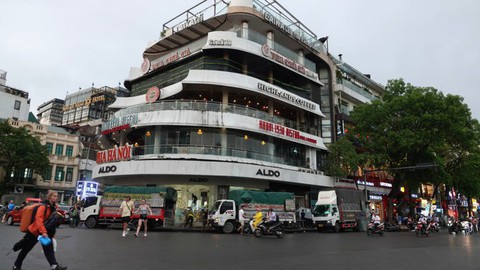 Bắt đầu tháo dỡ tòa nhà Hàm cá mập: Ký ức Thủ đô sắp rời xa - Ảnh 3. Bắt đầu tháo dỡ tòa nhà Hàm cá mập: Ký ức Thủ đô sắp rời xa - Ảnh 3.