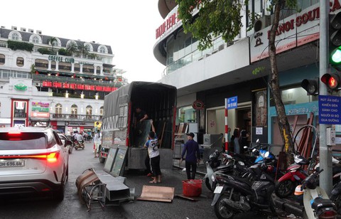 Bắt đầu tháo dỡ tòa nhà Hàm cá mập: Ký ức Thủ đô sắp rời xa - Ảnh 7. Bắt đầu tháo dỡ tòa nhà Hàm cá mập: Ký ức Thủ đô sắp rời xa - Ảnh 7.