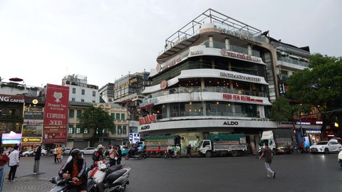Bắt đầu tháo dỡ tòa nhà Hàm cá mập: Ký ức Thủ đô sắp rời xa - Ảnh 5. Bắt đầu tháo dỡ tòa nhà Hàm cá mập: Ký ức Thủ đô sắp rời xa - Ảnh 5.