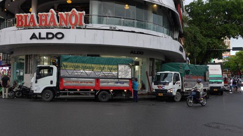 Bắt đầu tháo dỡ tòa nhà Hàm cá mập: Ký ức Thủ đô sắp rời xa - Ảnh 9. Bắt đầu tháo dỡ tòa nhà Hàm cá mập: Ký ức Thủ đô sắp rời xa - Ảnh 9.