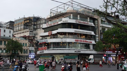 Bắt đầu tháo dỡ tòa nhà Hàm cá mập: Ký ức Thủ đô sắp rời xa - Ảnh 4. Bắt đầu tháo dỡ tòa nhà Hàm cá mập: Ký ức Thủ đô sắp rời xa - Ảnh 4.