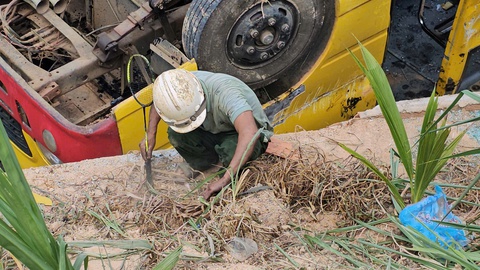 Xe chở học sinh bị lật: xót xa tìm ngón tay bị đứt lìa cho nữ sinh lớp 9 - Ảnh 1.