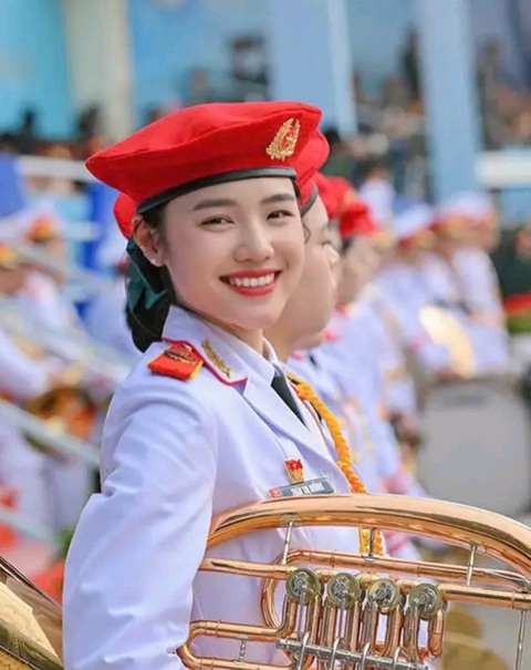Danh tính nữ quân nhân đẹp như Hoa hậu diễu binh dịp 30/4, vừa đi vừa vác kèn nặng, thần thái ngời ngời - Ảnh 2.