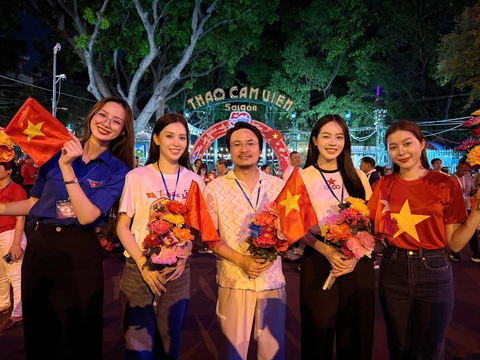 Tiểu Vy, Lan Ngọc, Minh Luân cùng nhiều sao Việt hào hứng tham gia tổng hợp luyện diễu hành Đại lễ 30/4- Ảnh 7. Tiểu Vy, Lan Ngọc, Minh Luân cùng nhiều sao Việt hào hứng tham gia tổng hợp luyện diễu hành Đại lễ 30/4- Ảnh 7.