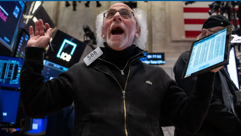 Ông Trump dịu giọng với Fed và Trung Quốc, chứng khoán Mỹ lập tức tăng vọt: Dow Jones tăng hơn 1.000 điểm, Nasdaq tăng gần 4% - Ảnh 1. Ông Trump dịu giọng với Fed và Trung Quốc, chứng khoán Mỹ lập tức tăng vọt: Dow Jones tăng hơn 1.000 điểm, Nasdaq tăng gần 4% - Ảnh 1.