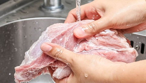 Rửa thịt lợn theo cách này chẳng khác nào “tắm” cho vi khuẩn – Vậy mà 70% người nội trợ làm sai- Ảnh 2.