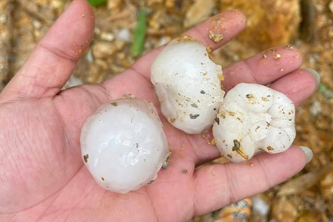 Mưa đá vừa ào ào trút xuống Hà Giang, nguyên nhân vì sao? - Ảnh 1.