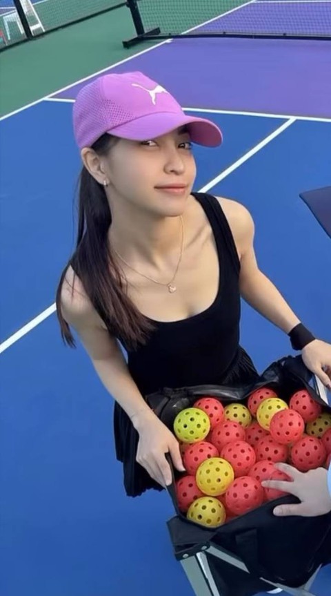Visual trắng phát sáng gây xôn xao trên sân pickleball của Nhật Lê - “mối tình năm 17 tuổi” hot nhất làng bóng đá Việt- Ảnh 1. Visual trắng phát sáng gây xôn xao trên sân pickleball của Nhật Lê - “mối tình năm 17 tuổi” hot nhất làng bóng đá Việt- Ảnh 1.