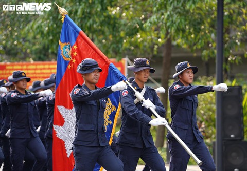 Diễu binh Campuchia tại Bình Dương: Vẻ đẹp rắn rỏi của các chiến sĩ quân đội Hoàng gia - Ảnh 3. Diễu binh Campuchia tại Bình Dương: Vẻ đẹp rắn rỏi của các chiến sĩ quân đội Hoàng gia - Ảnh 3.