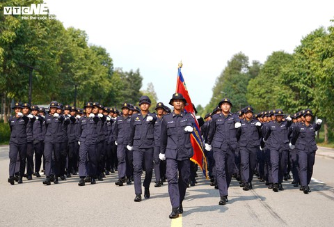 Diễu binh Campuchia tại Bình Dương: Vẻ đẹp rắn rỏi của các chiến sĩ quân đội Hoàng gia - Ảnh 2. Diễu binh Campuchia tại Bình Dương: Vẻ đẹp rắn rỏi của các chiến sĩ quân đội Hoàng gia - Ảnh 2.