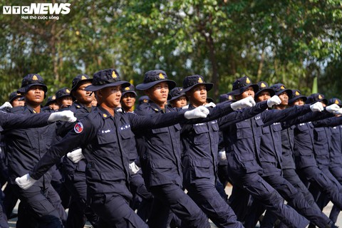 Diễu binh Campuchia tại Bình Dương: Vẻ đẹp rắn rỏi của các chiến sĩ quân đội Hoàng gia - Ảnh 8. Diễu binh Campuchia tại Bình Dương: Vẻ đẹp rắn rỏi của các chiến sĩ quân đội Hoàng gia - Ảnh 8.