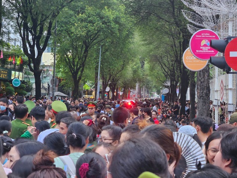 Hơn 45 phút bị mắc kẹt, nhiều người ngất xĩu vì thiếu oxy - Ảnh 1.