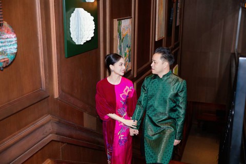 Đinh Ngọc Diệp và chồng cầm chặt tay nhau trên đường ra Hà Nội, khen khán giả Thủ đô tinh tế - Ảnh 2. Đinh Ngọc Diệp và chồng cầm chặt tay nhau trên đường ra Hà Nội, khen khán giả Thủ đô tinh tế - Ảnh 2.